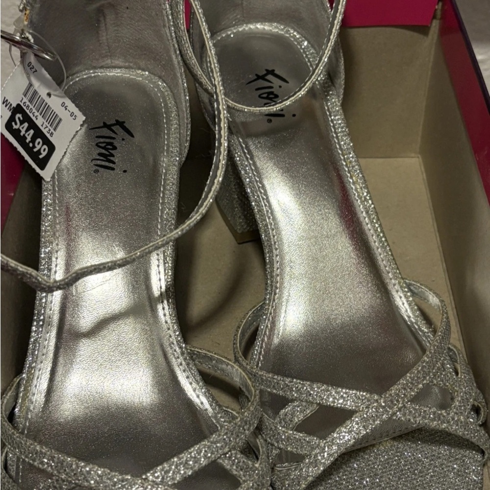 Fioni 8.5 womens silver strappy heels